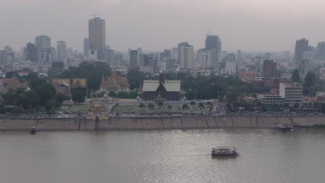 Alejarse-Del-Ferry-En-El-Río-Tonle-Sap-Al-Horizonte-De-Phnom-Penh