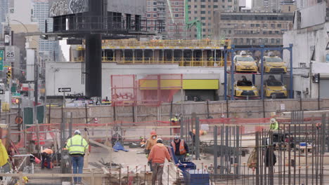 Construction-Workers-on-new-building-platform-in-midtown-NYC