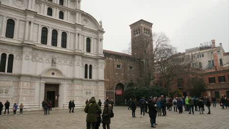 Church-of-San-Zaccaria-Pan-Tilt-Carnival-Time,-Venice