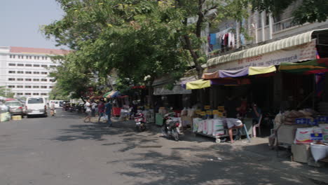 Mercado-De-Arroz-Al-Aire-Libre-En-Phnom-Penh-En-Un-Día-Soleado-Desde-La-Gasolinera