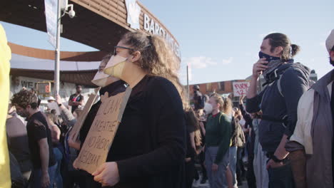 Junger-Zwillingsähnlicher-Demonstrant-Hält-Während-Des-Protests-Vor-Dem-Barclays-Center-Schilder-Mit-Der-Aufschrift-„Ich-Kann-Nicht-Atmen“-Hoch