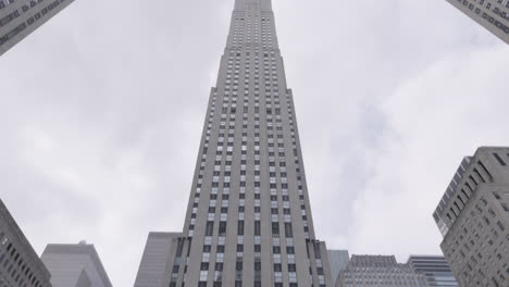 Schwenken-Sie-Während-Des-Coronavirus-Ausbruchs-Auf-Den-Verlassenen-Eisring-Im-Rockefeller-Center