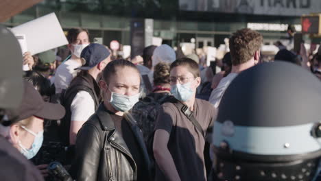 Junge-Demonstranten-Behaupten-Sich-Während-Des-BLM-Protestes-Vor-NYPD-Beamten