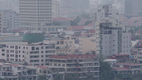 Lange,-Enge-Schwenkaufnahme-Von-Mehrfamilienhäusern-In-Phnom-Penh