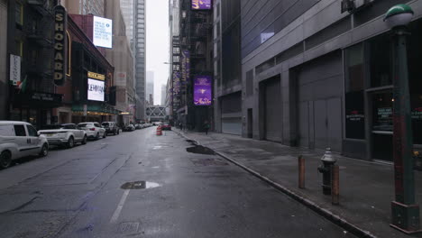 Calle-Vacía-Del-Distrito-De-Teatros-En-Un-Día-Lluvioso-Durante-El-Brote-De-Coronavirus