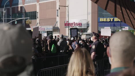 Policías-Detrás-De-Una-Valla-En-Una-Protesta-De-Blm-En-El-Centro-De-Brooklyn