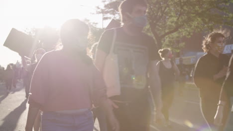 Multitud-De-Manifestantes-Marchando-En-Las-Calles-De-Brooklyn-Durante-La-Protesta-De-BLM-Con-Destellos-En-La-Lente.