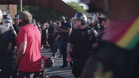 NYPD-Beamte-Umgeben-Von-Demonstranten-Vor-Dem-Barclays-Center-Während-Der-BLM-Proteste