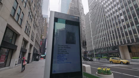 New-Yorker-Digitaler-Werbepost-Linknyc,-Der-Für-Nachrichten-Im-Zusammenhang-Mit-Coronaviren-Wirbt