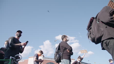 Helicóptero-Volando-Por-Encima-De-La-Multitud-Que-Protestaba-Durante-Las-Protestas-De-BLM-En-El-Centro-De-Brooklyn.