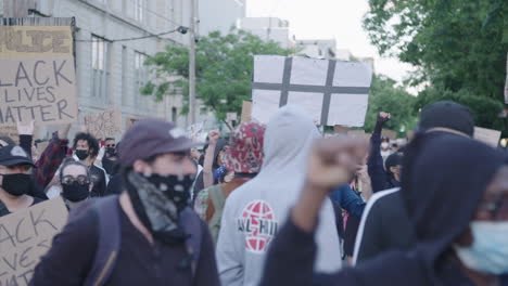 Grupo-De-Manifestantes-Caminando-Y-Sosteniendo-Carteles-En-Nueva-York-Durante-La-Protesta-Blm-En-Cámara-Lenta