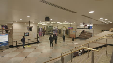 Pasajeros-Esperando-El-Tren-Respetando-El-Distanciamiento-Social-Dentro-De-Penn-Station.