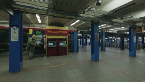 Obdachlose-Männer-An-Einer-Ladestation-In-Der-U-Bahn-Station-Penn