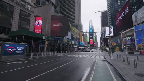 área-Vacía-De-Time-Square-Durante-Covid-19-En-Un-Día-Lluvioso