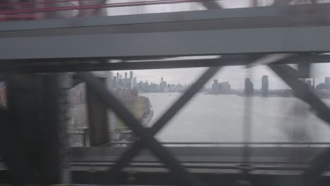 Toma-Del-Horizonte-De-Nueva-York-Manhattan-Desde-El-Puente-Williamsburg-Del-Metro-En-Movimiento