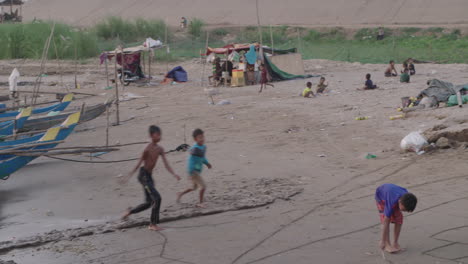 Fischerslums-Vor-Reichen-Wolkenkratzern-In-Phnom-Penh