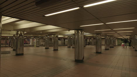 Sala-De-Tránsito-Del-Metro-Vacía-Con-Personas-Sin-Hogar-Y-Con-Mascarilla