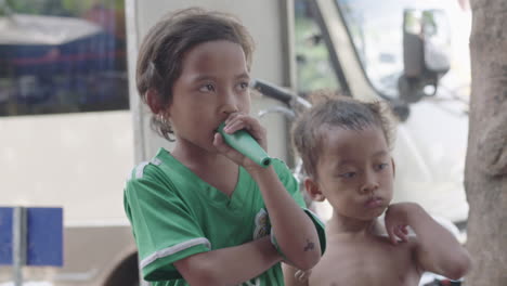 Junge-Kambodschanische-Kinder-Auf-Einer-Straße-Im-Freien-In-Phnom-Penh,-Kambodscha