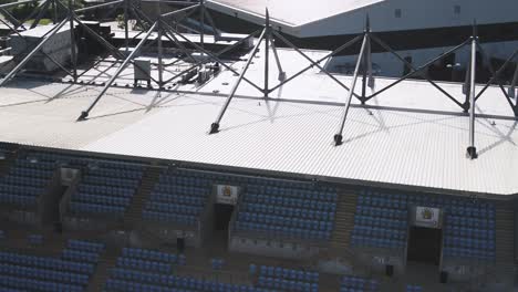 Luftaufnahme-Und-Neigung-Nach-Oben,-Um-Moderne-Stadionbestuhlung-Und--überdachung-Im-Sandy-Park,-Exeter,-Devon-Freizulegen