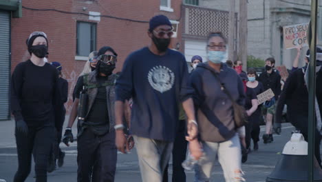 Multitud-De-Manifestantes-Caminando-En-Las-Calles-De-Brooklyn,-Nueva-York,-Durante-La-Protesta-Black-Lives-Matter.
