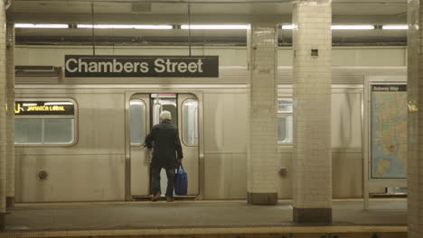 Hombre-Entrando-En-El-Metro-Vacío-Durante-El-Brote-De-Covid-19