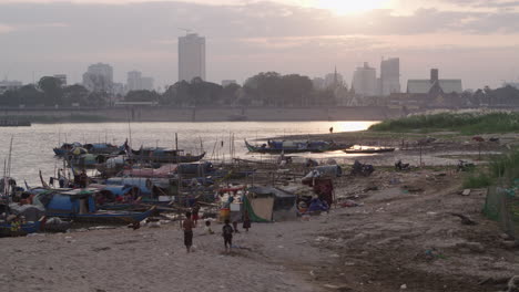 Kinder-Leben-In-Slums-Vor-Sich-Entwickelnden-Wolkenkratzern-In-Phnom-Penh