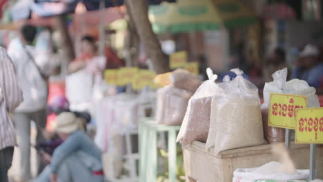 Variedades-De-Arroz-En-Un-Puesto-En-El-Mercado-De-Arroz-Al-Aire-Libre-En-Camboya.