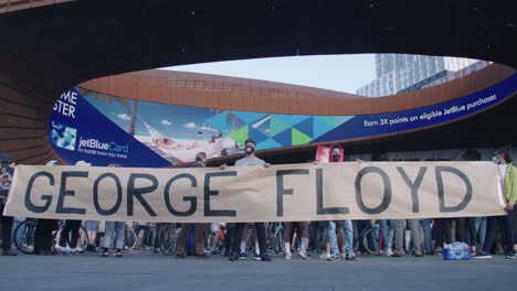 Demonstranten-Halten-Während-Des-BLM-Protestes-Ein-Großes-George-Floyd-Schild-Vor-Dem-Barlcays-Center-In-New-York