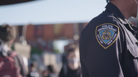 Insignia-De-Oficial-De-Policía-De-Nueva-York-En-Una-Protesta-De-Black-Lives-Matter-En-El-Centro-De-Brooklyn