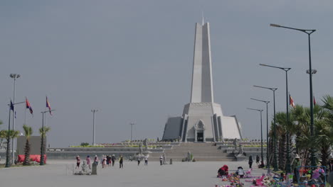 Win-Win-Memorial-Plaza-Mit-Händlern-In-Phnom-Penh-Pan-Rechts