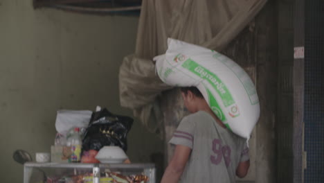 Escena-Dentro-De-Una-Tienda-Del-Mercado-De-Arroz-En-Phnom-Penh,-Camboya