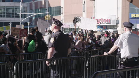 Manifestantes-Enojados-Gritan-A-La-Policía-Durante-La-Protesta-Black-Lives-Matter-En-El-Centro-De-Brooklyn.