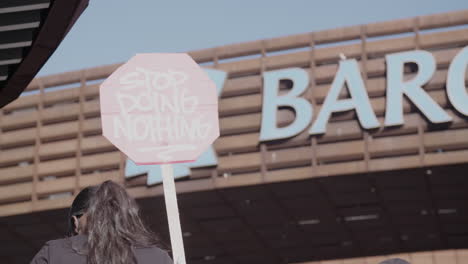 Hören-Sie-Auf,-Nichts-Zu-Tun.-Schild-Vor-Dem-Barclays-Center-Während-Des-BLM-Protestes-In-Zeitlupe