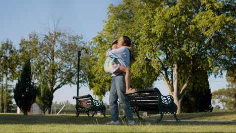 Madre-E-Hija-En-El-Parque