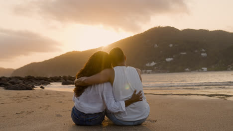 Romantisches-Paar,-Das-Den-Sonnenuntergang-Betrachtet