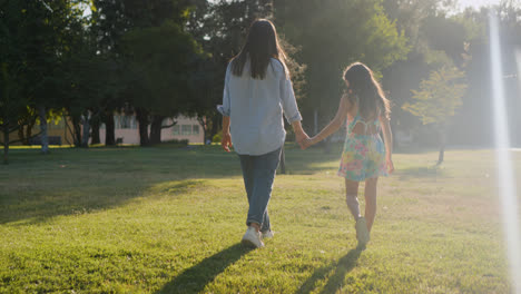 Mutter-Und-Tochter-Spazieren-Im-Park