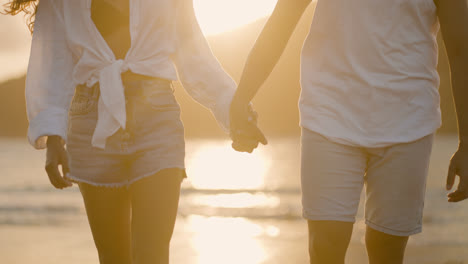 Couple-holding-hands-outdoors