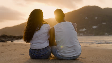 Romantisches-Paar,-Das-Den-Sonnenuntergang-Betrachtet
