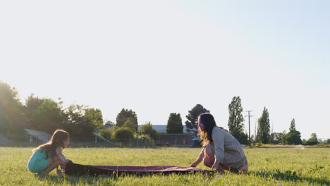 Madre-E-Hija-Haciendo-Un-Picnic