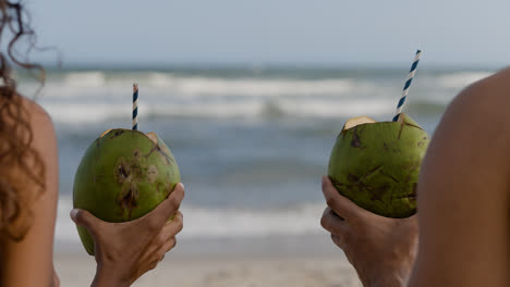 Paar-Genießt-Kokosnussgetränk