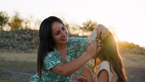 Mujer-Y-Niña-Jugando-Con-Flores-En-La-Naturaleza.