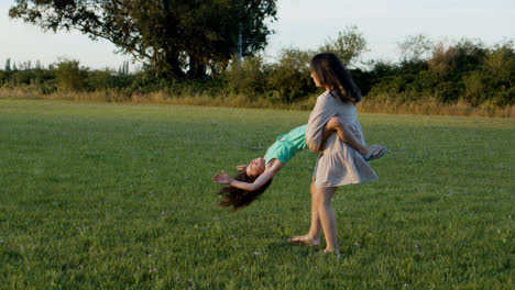 Madre-E-Hija-Jugando-En-El-Parque