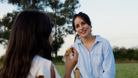 Frau-Und-Kind-Machen-Ein-Picknick