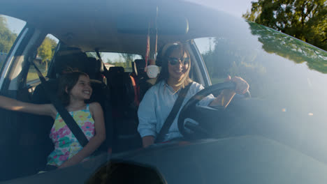 Mujer-Conduciendo-Un-Auto