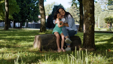 Mamá-Y-Niño-En-El-Parque