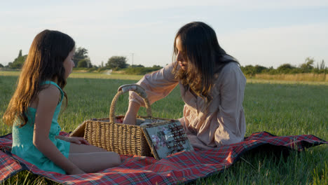 Frau-Und-Kind-Machen-Ein-Picknick