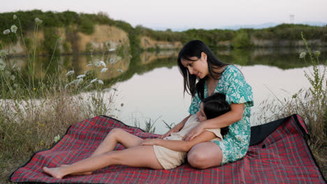 Madre-E-Hija-Haciendo-Un-Picnic