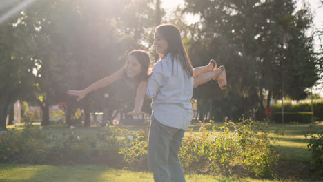 Madre-E-Hija-Jugando-En-El-Parque