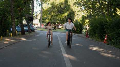 Mutter-Und-Tochter-Fahren-Fahrrad