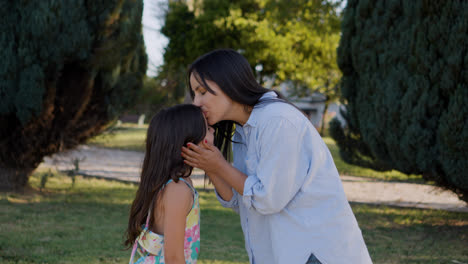 Madre-E-Hija-En-El-Parque